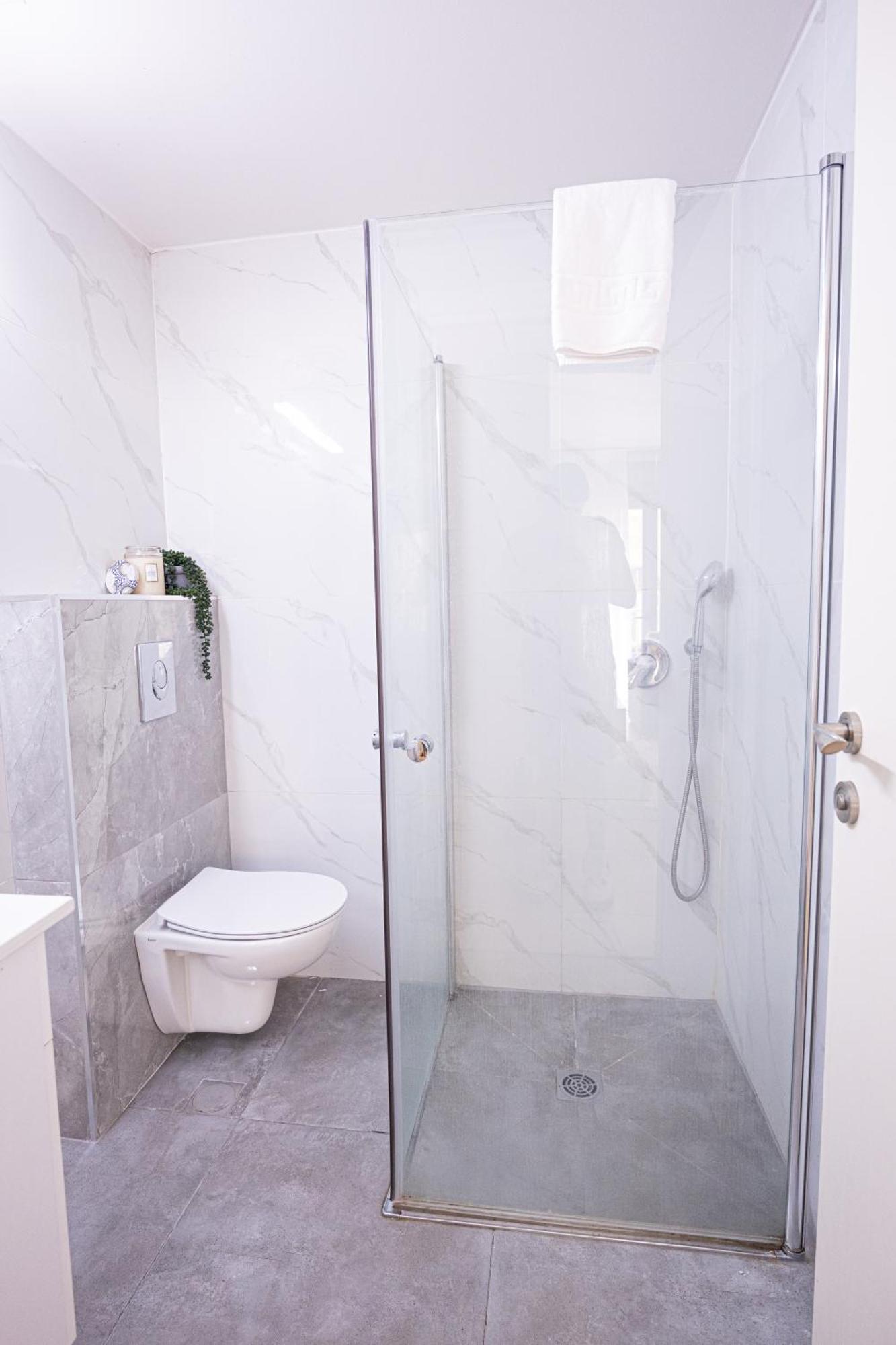 Kook Isrentals - In Center Apartment *